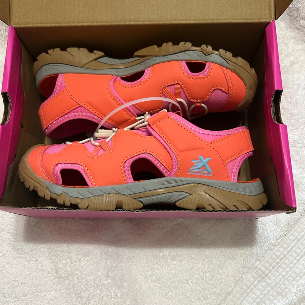 ZeroXposur Kids Sandal Size 4  NIB Living Corl